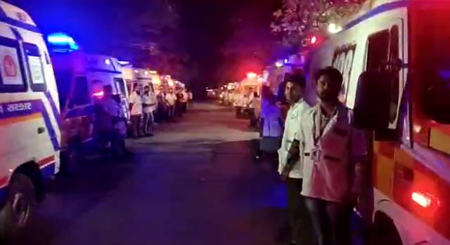 બ્રિજ પાસે એમ્બ્યુલન્સની લાઈનો લાગી