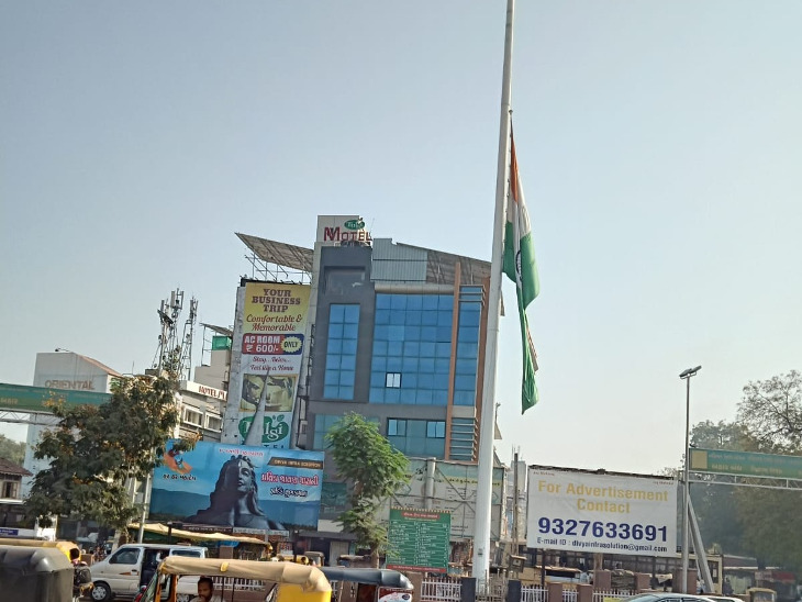 ખેડામાં રાષ્ટ્રધ્વજ અડધી કાઠીએ ફરકાવાયો.