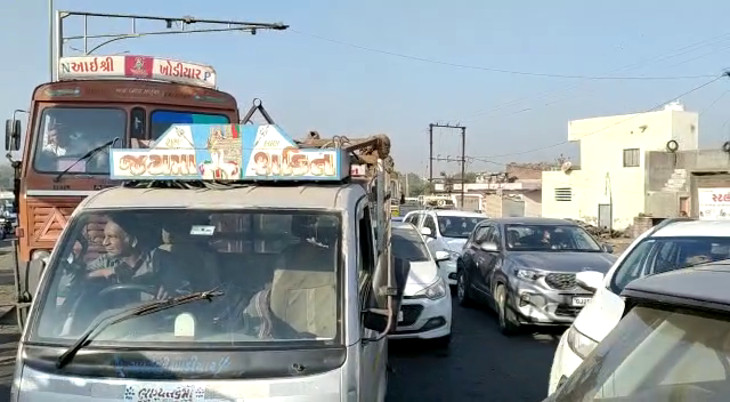 વાહનોના થપ્પા લાગી ગયા.