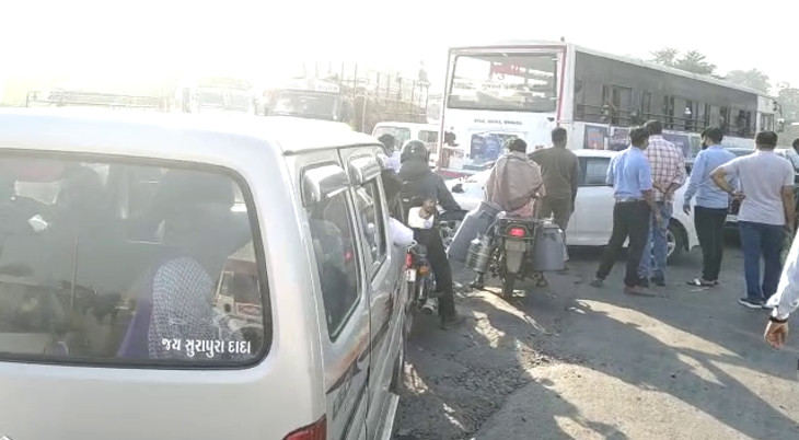 લોકો ટ્રાફિકજામથી પરેશાન.