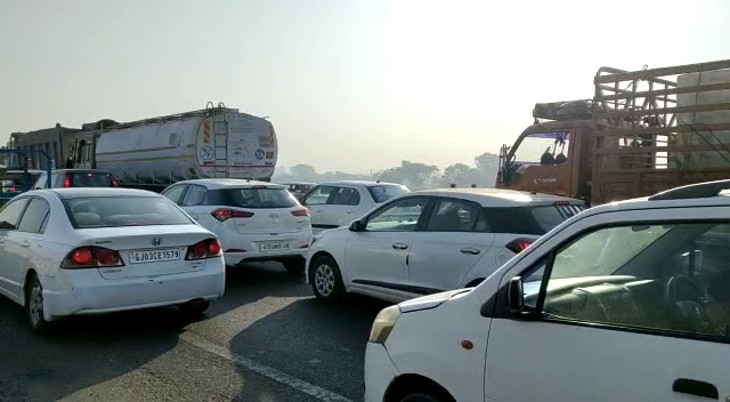 વાહનોની લાઈન લાગી ગઈ.