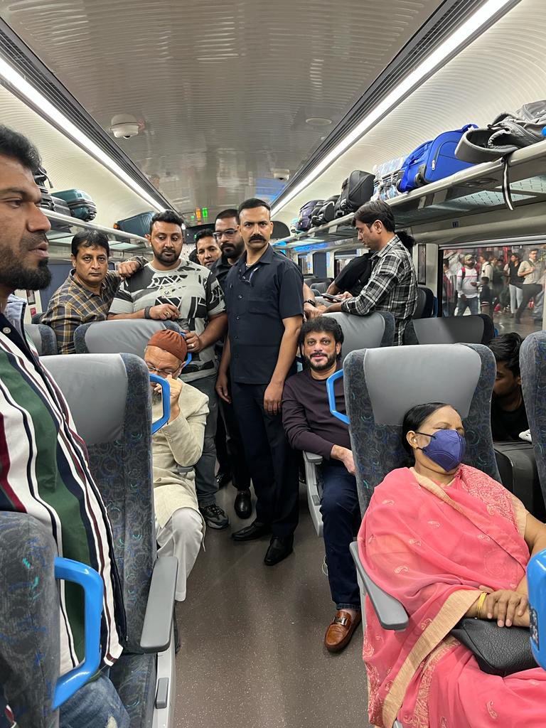 ટ્રેનના કાચ પર જ પથ્થરો ફેંકાયા