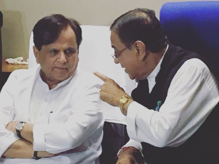 કોંગ્રેસ નેતા અહેમદ પટેલ સાથે મોહનસિંહ રાઠવા