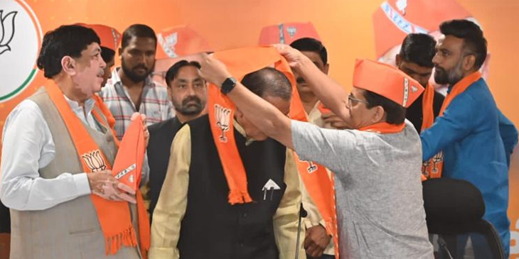 મોહનસિંહ રાઠવાને ભાજપનો ખેસ પહેરાવાયો