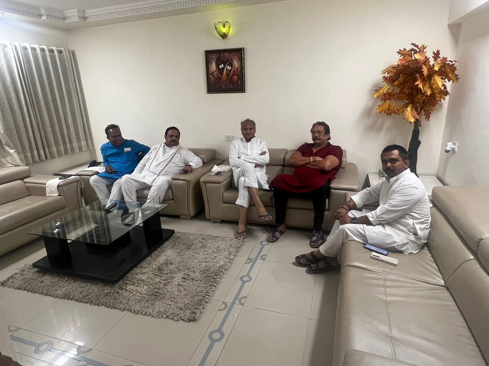 થોડા સમય પહેલાં કોંગ્રેસ અને NCPના નેતાઓ વચ્ચે બેઠક યોજાઈ હતી