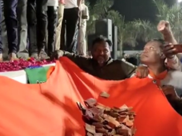 ઉમેદવારની ઝોળીમાં રૂપિયાનો વરસાદ થયો હતો.