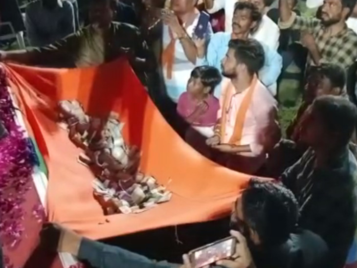 સમર્થકોએ ઉમેદવારની ઝોળી છલકાવી દીધી હતી.