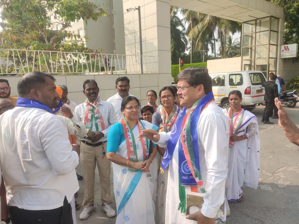 મુકુલ વાસનિકે કોંગ્રેસના કાર્યકર્તાઓને સાંભળ્યા - Divya Bhaskar