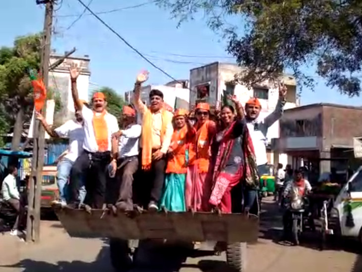 પુરૂષ કાર્યકરોની જેમ મહિલા કાર્યકરો પણ સ્ટંટ કરતી જોવા મળી હતી.