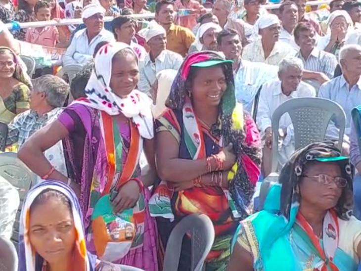 આદિવાસી મતદારો અને કોંગ્રેસના કાર્યકરો સભામાં હાજર રહ્યાં હતાં.