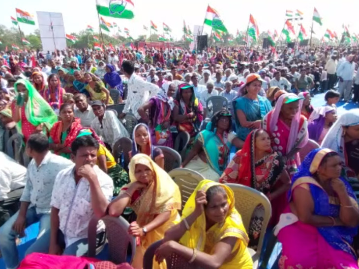 મતદારો ખરા તડકામાં રાહુલ ગાંધીને સાંભળવા માટે આવ્યાં હતાં.