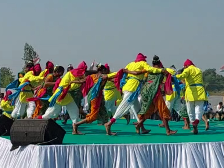 રાહુલ ગાંધીના સ્વાગતમાં આદિવાસી પરંપરાગત નૃત્ય કરવામાં આવ્યાં હતાં.