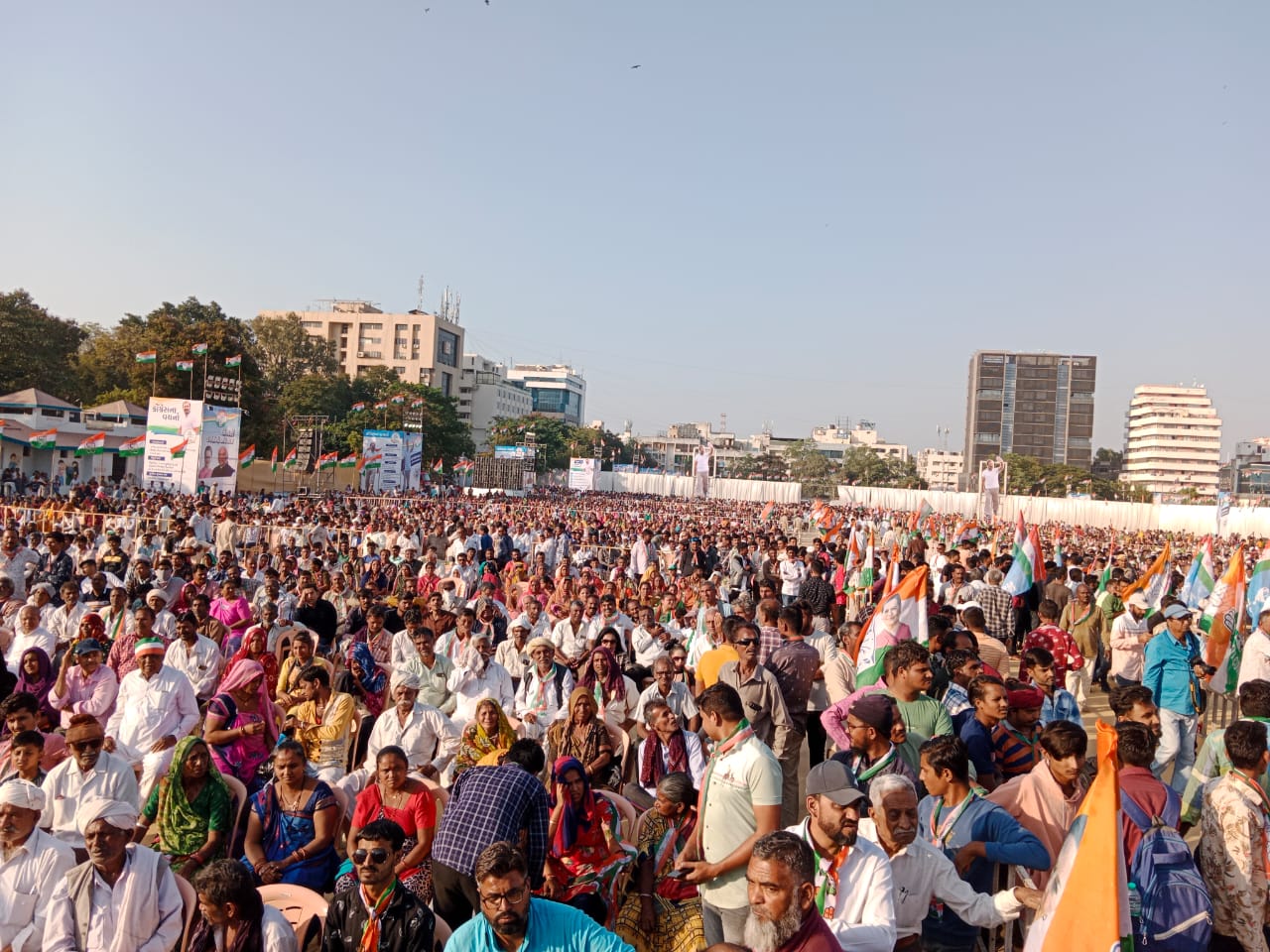 રાજકોટમાં સભામાં આવેલા લોકોના ટોળા મેદાન બહાર પણ જોવા મળ્યા.