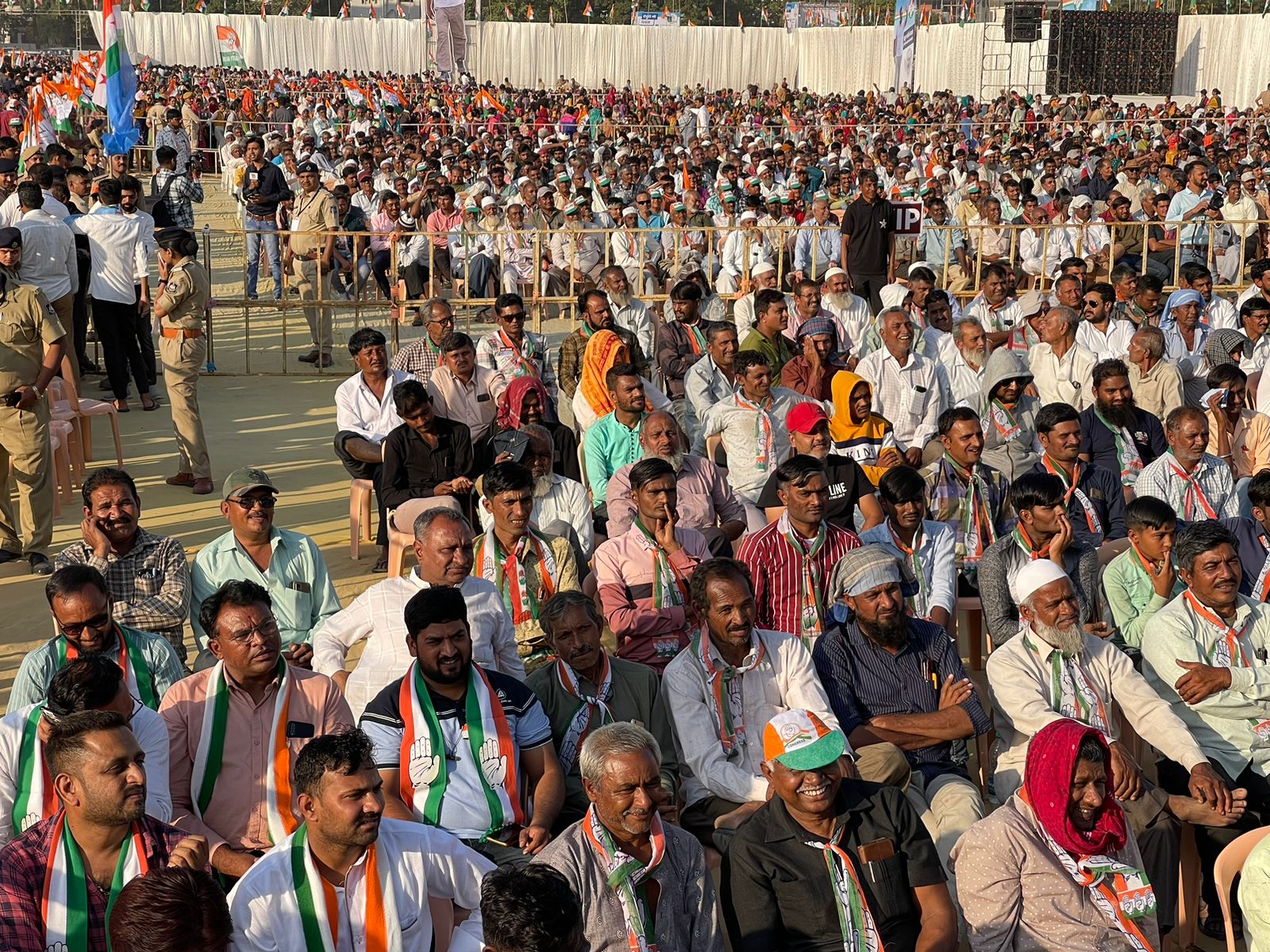 રાજકોટની સભામાં તડકામાં પણ જનમેદની ઉમટી.