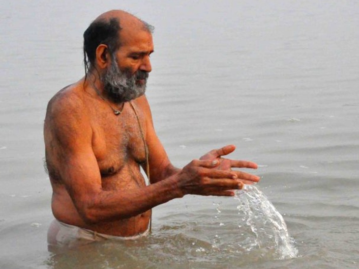 ઘરનાં પાણીમાં ગંગાજળ મિક્સ કરીને સ્નાન કરવાથી તીર્થ સ્નાનનું પુણ્ય મળશે, આ દિવસે પિતૃ પૂજા કરવાનું પણ વિધાન છે|ધર્મ,Dharm - Divya Bhaskar