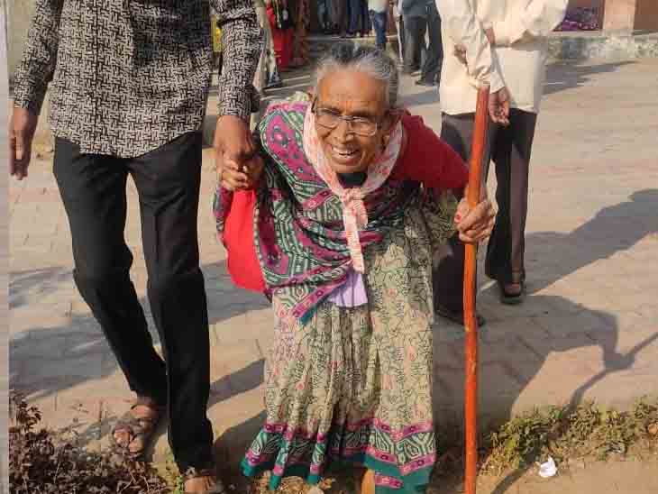 વિસનગરમાં 72 વર્ષના વૃદ્ધાએ મતદાન કર્યું.