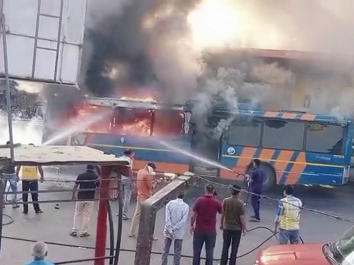 BRTS bus catches fire in Ahmedabad's Maninagar, no casualty | BRTS બસ બળીને  ખાખ: અમદાવાદના મણિનગરમાં BRTS બસમાં આગ લાગતાં અફરાતફરી, કોઈ જાનહાનિ નહીં -  Ahmedabad News | Divya Bhaskar