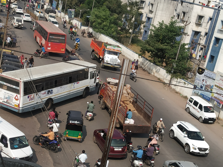 Traffic problem in the area including Godhra bus stand હાલાકી ગોધરા