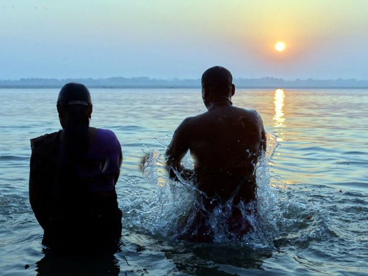 વર્તમાન પરિસ્થિતિમાં કોઈ પવિત્ર નદીમાં સ્નાન કરવા માટે બહાર જઈ શકાય નહીં તો ઘરના જ નાહવાના પાણીમાં ગંગાજળ કે અન્ય તીર્થનું જળ મિક્સ કરીને નાહવું જોઈએ
