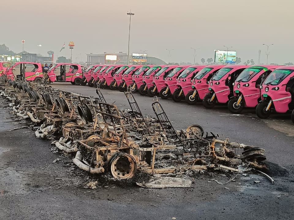 Fire Rickshaw A charging rickshaw caught fire near the Statue of Unity, all the ...