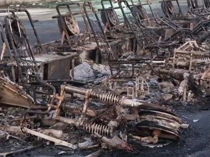 Fire Rickshaw A charging rickshaw caught fire near the Statue of Unity, all the ...