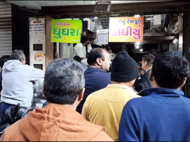 ઊંધિયું ખરીદવા માટે પડાપડી