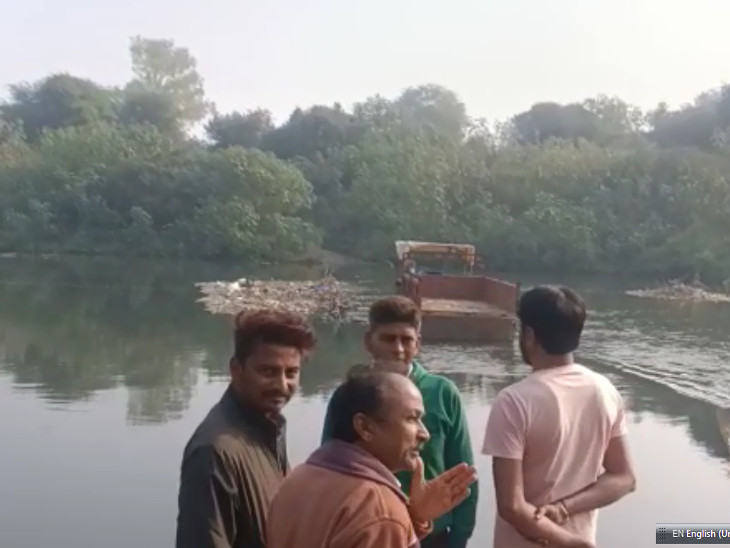 પાદરાના સ્થાનિકોએ બે લોકોને રેસ્ક્યૂ કર્યા હતા.