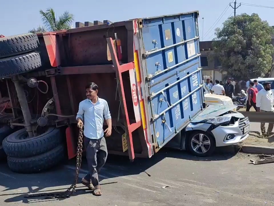 Container falls on car on Valsad's Gundlao highway, miraculous rescue