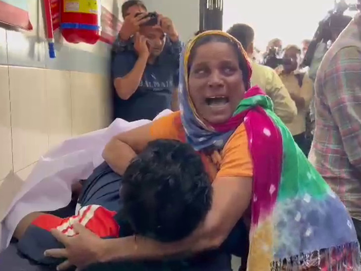 young man death in heart attack so his family cry in civil hospital at ...