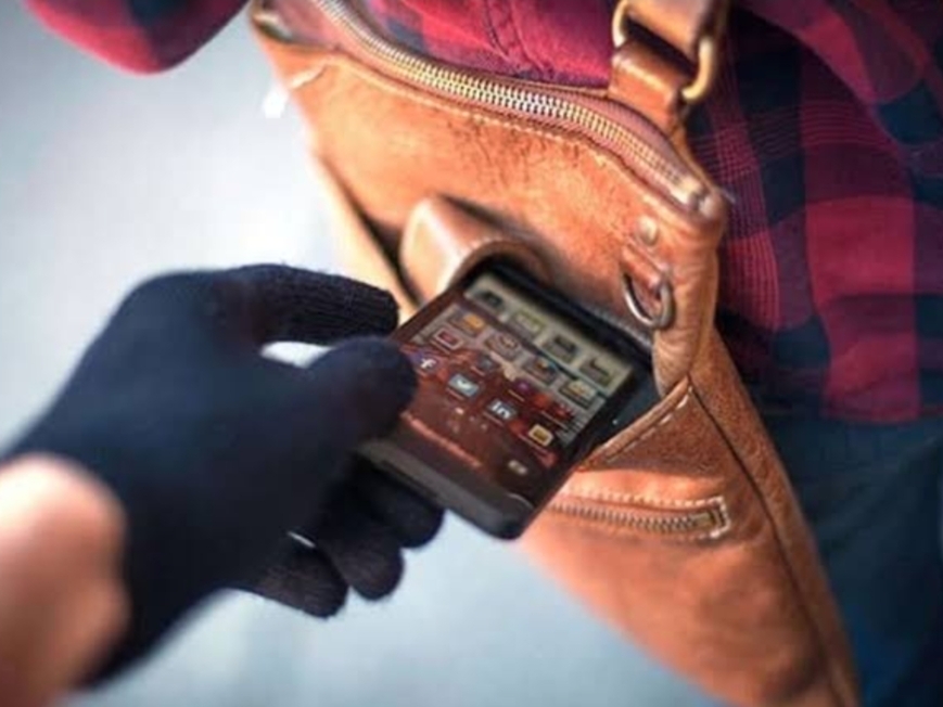 Police complaint of theft of two different mobile phones in Bharuch district | મોબાઈલ ચોરી: ભરૂચ જિલ્લામાં બે અલગ અલગ મોબાઈલની ચોરી થતા પોલીસ ફરિયાદ - Bharuch News | Divya Bhaskar