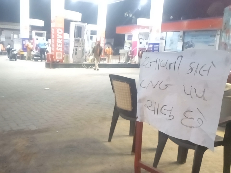 Vehicles line up at CNG pumps over fear of indefinite strike by CNG