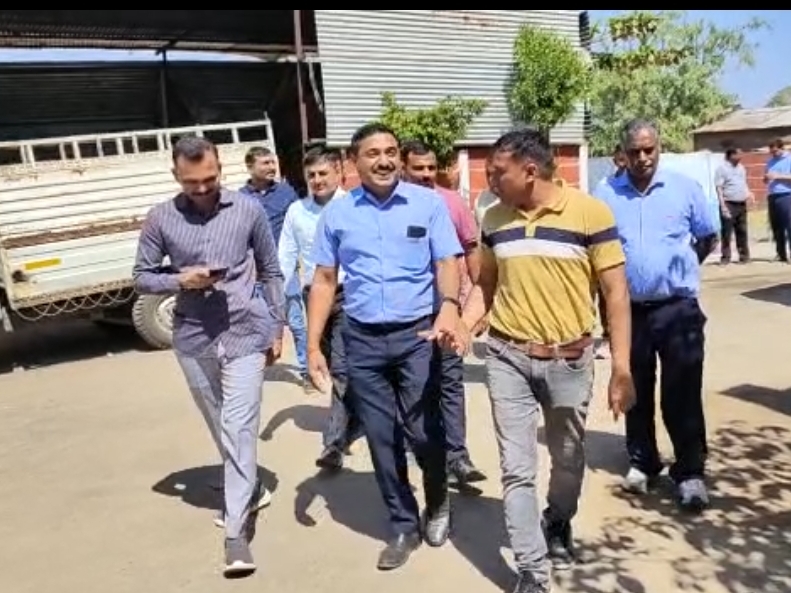 Amul Employees Amul employees along with the local police conducted a surprise check ...