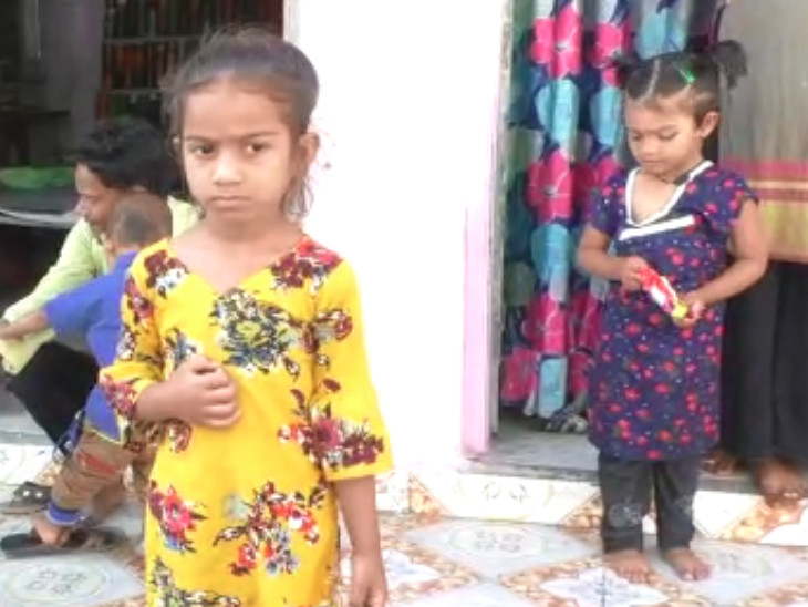 Dogs attacked two girls in Bhestan, Surat, locals rescued them from the ...