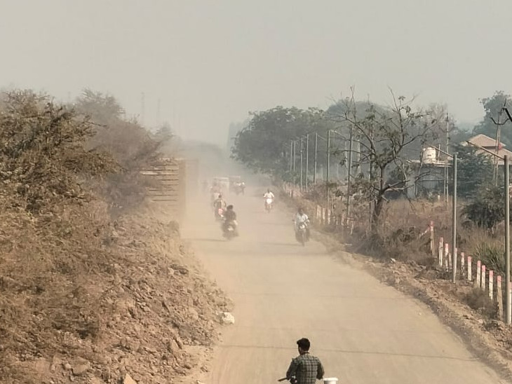 સતત ધૂળ ઉડતી હોય તેવું ડાયવર્ઝન અપાતાં લોકોમાં રોષ ફાટી નીકળ્યો હતો.