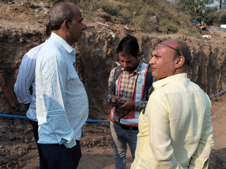 સ્થાનિકોએ ગરનાળાનું કામ કરતાં કોન્ટ્રાક્ટરને ઉગ્ર રજૂઆત કરી હતી.