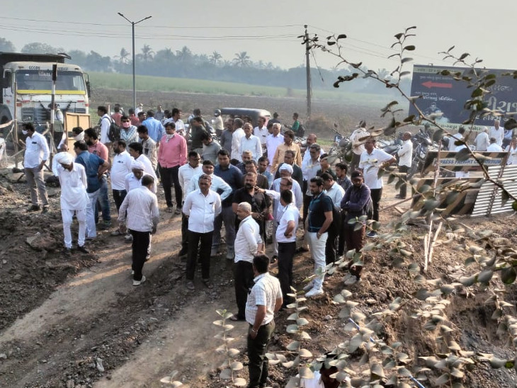 સ્થાનિકોએ રેલવેના નાળાની કામગીરી અટકાવી ડાયવર્ઝન યોગ્ય આપવા વિરોધ પ્રદર્શિત કર્યો હતો. - Divya Bhaskar