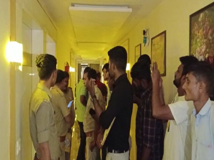 પરિવારજનો અને પોલીસ પહોંચી