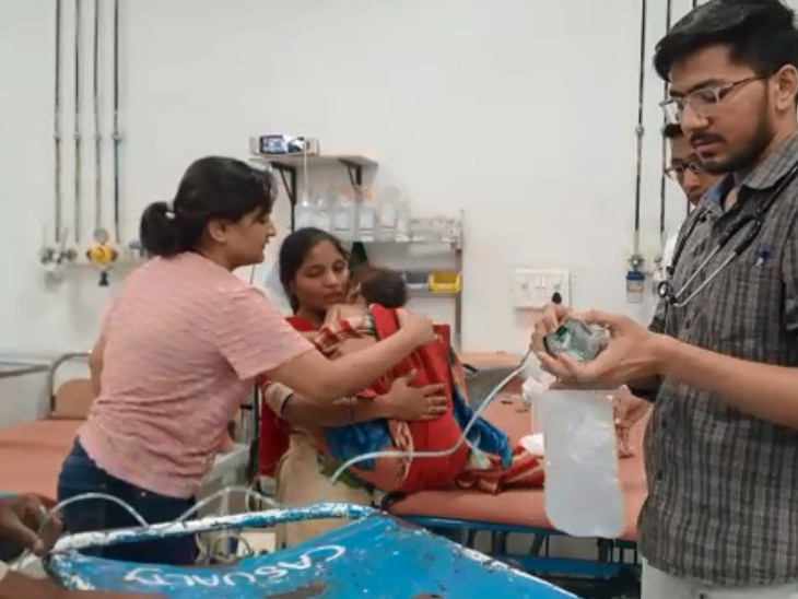 બાળકીને આઇસીયુ વિભાગમાં ખસેડી સારવાર શરૂ કરાઈ.