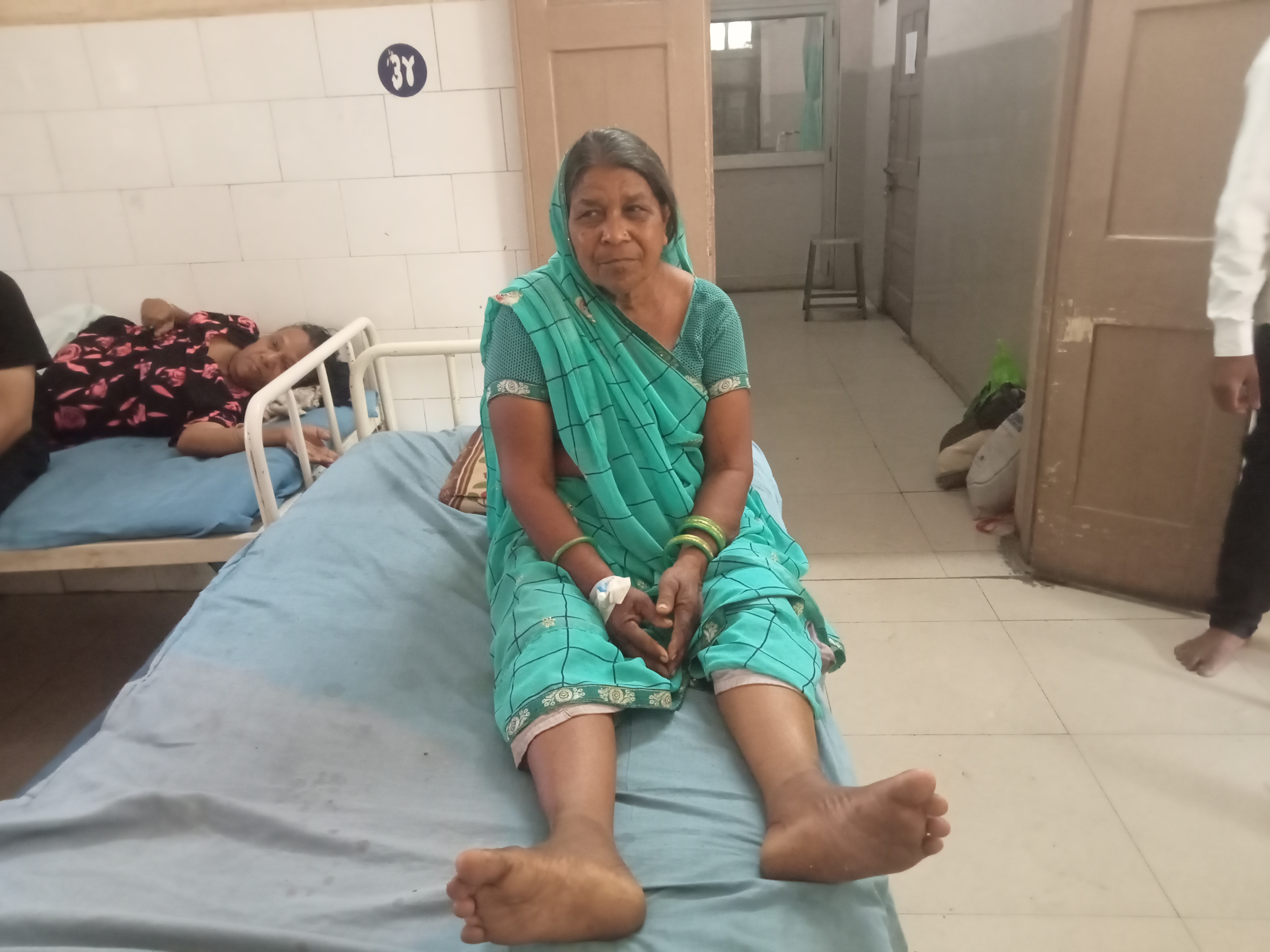 ઇજાગ્રસ્ત માતા હોસ્પિટલમાં સારવાર હેઠળ.