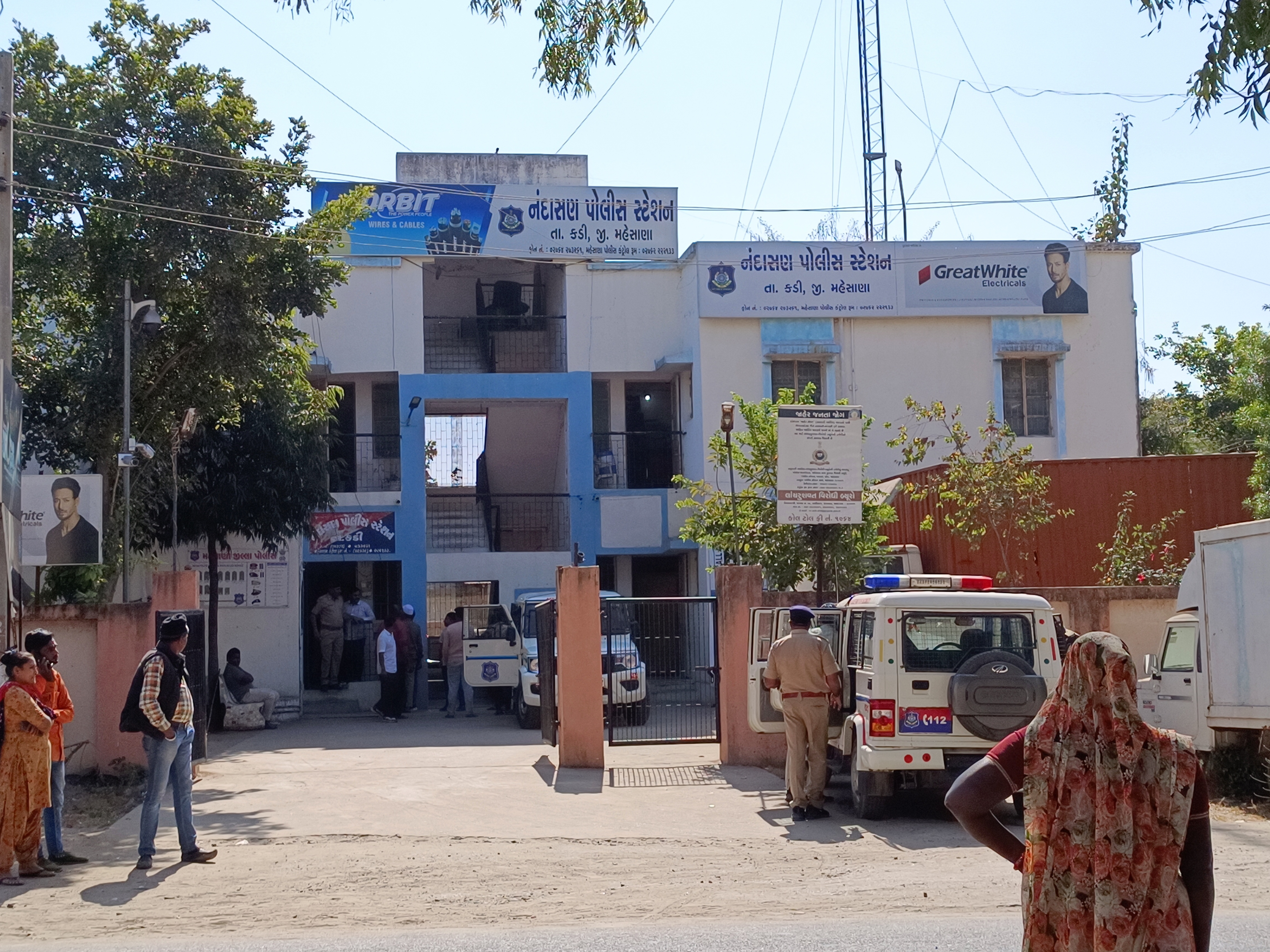 In Kadi Nandasan village, a youth riding on an Activa was beaten up by a  thug, saying 'why bother my Ben'; Police registered a case | એક્ટીવાને  ટક્કર મારી હુમલો કર્યો: કડી