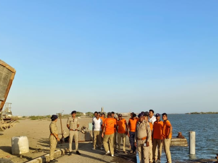નલિયાના જખૌ બંદર પર SDRFની ટીમે સમીક્ષા કરી.