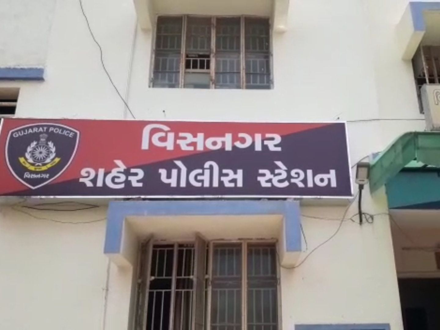 Police raids in Whona Chhapra and Gatiawas in Visnagar city, seven caught gambling and six absconding | જુગારના અડ્ડા પર પોલીસ ત્રાટકી: વિસનગર શહેરમાં વ્હોના છાપરા અને ગટિયાવાસમાં ...