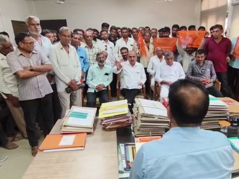 વડાલથી વંથલી વચ્ચે બની રહેલા નેશનલ હાઈવેના કામના કારણે ખેતરોમાં પાણી