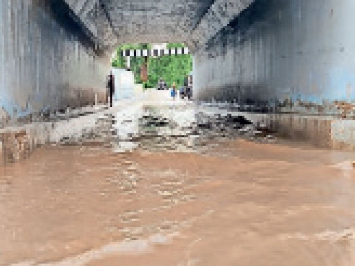 વડનગર બસ સ્ટેશન પાછળ અને ગરનાળામાં પાણી ભરાતાં હાલાકી Distress due to