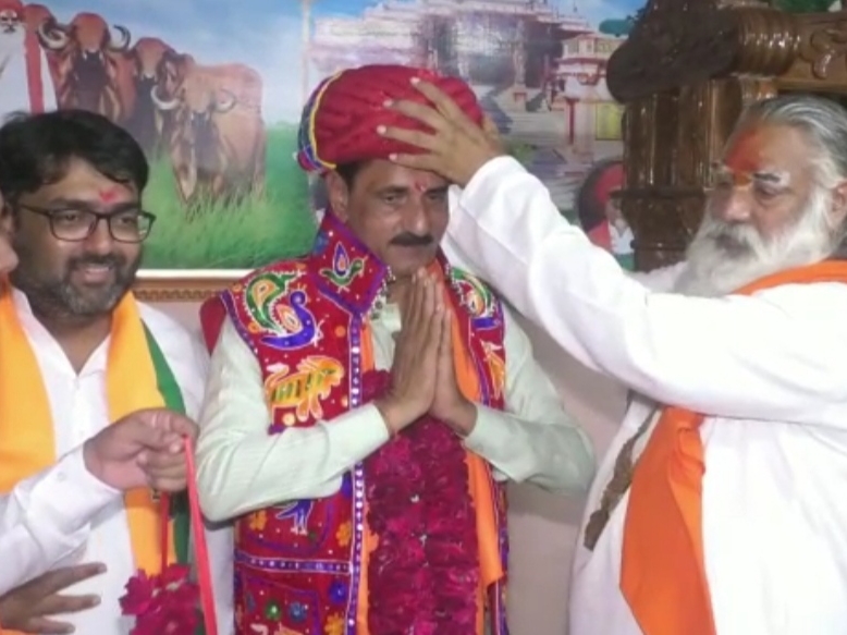 Rajya Sabha MP Babubhai Desai paid a visit to Dudhrej Vadawala temple ...