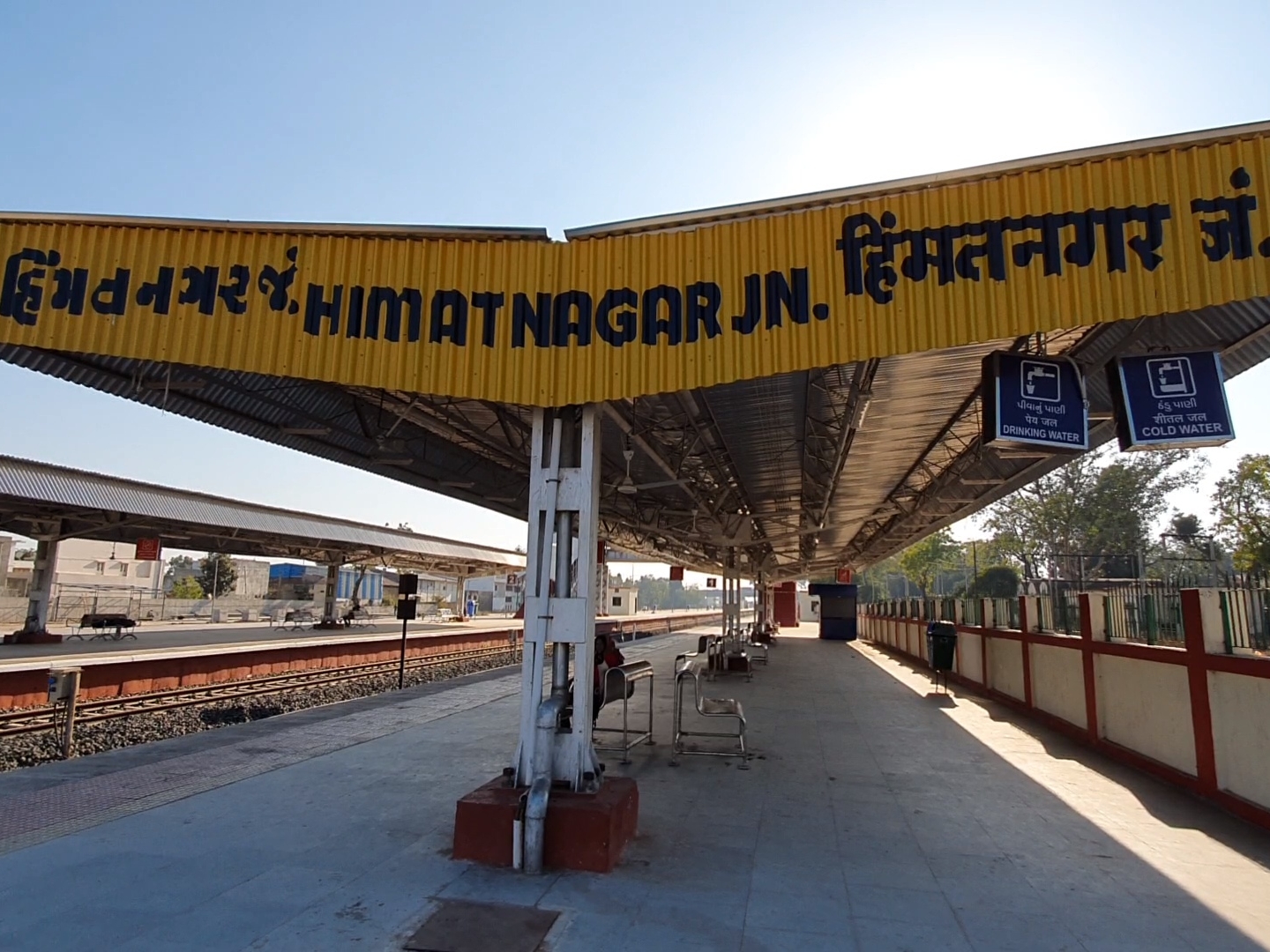Jaipur and Indore Express trains will not stop at Sardargram railway