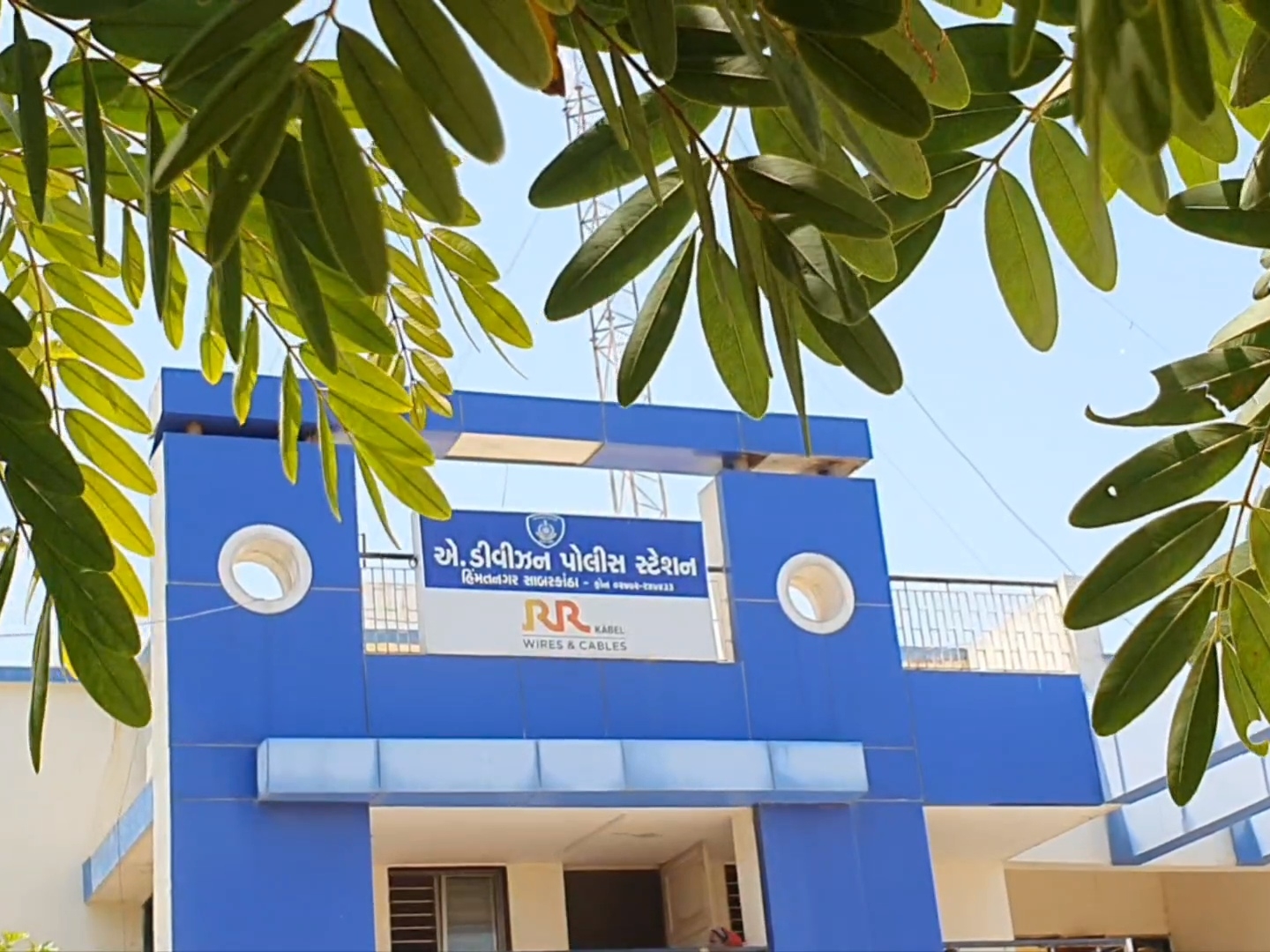 Traffickers targeted four closed houses in Hajipur's Sriveela Society; 1.91  lakh worth of gold and silver jewelery stolen | સાબરકાંઠા ક્રાઇમ ન્યૂઝ:  હાજીપુરની શ્રીવીલા સોસાયટીમાં તસ્કરોએ ચાર ...