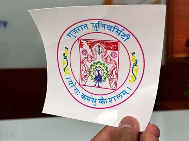 વાહન પ્રવેશ માટે આપવામાં આવેલ સ્ટિકર.