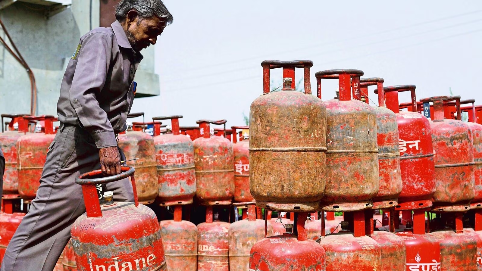 Indian Gas Cooking gas cylinder will be cheaper by Rs 200