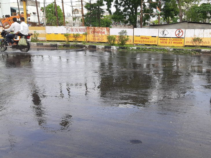 Water line burst near Ajwa Sarovar in Vadodara, water flowed like a